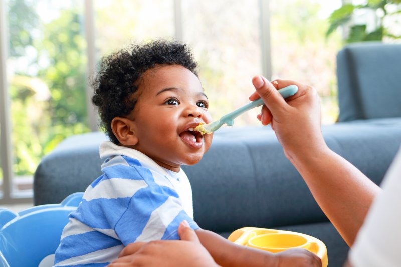 feeding baby soft food